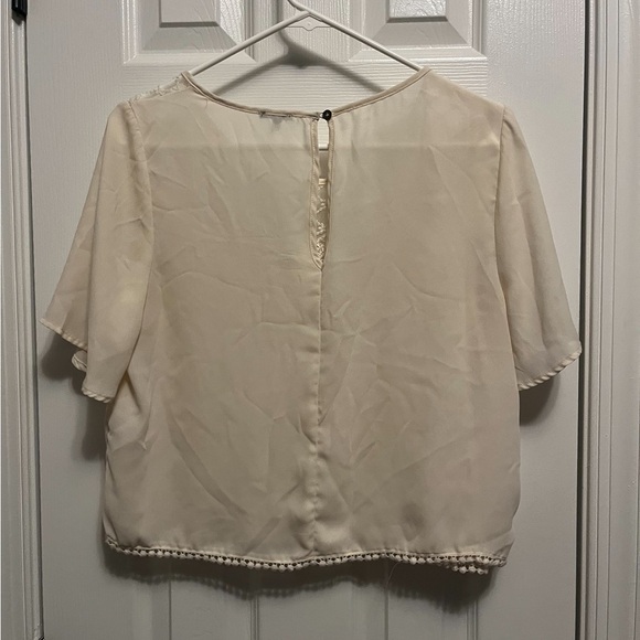 Women’s Cream Med Charlotte Russe Top Perfect to add under a blazer - Picture 5 of 7